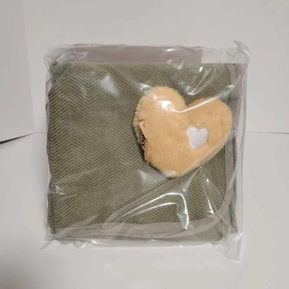 NIB Funny Fuzzy Soft Waterproof Scratchproof Front Seat Cover for Pets